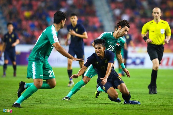  Cầu thủ sinh năm 2002 tiếp tục bỏ lại tiền vệ phòng ngự số 23 Mohammed Mezher của U23 Iraq. Đến lúc này, đối phương không thể kiên nhẫn hơn với anh. Từ phía sau, Mezher buộc phải vào bóng phạm lỗi với Mueanta. 