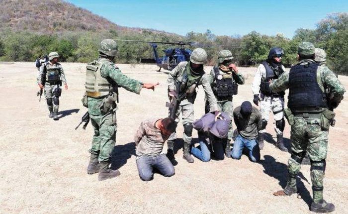  Các tay súng thành viên nhóm CJNG bị quân đội Mexico bắt giữ. Ảnh: El Universal. 