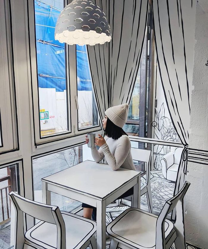 Đến quán cà phê này, bạn sẽ khó lòng phân biệt được giữa đồ thật và mô hình bởi mọi mặt phẳng ở đây đều có màu trắng còn các các vật thể đều được trang trí bằng những đường viền màu đen trông như nét vẽ phác thảo. Ảnh: Jocelynho_, misselvani.