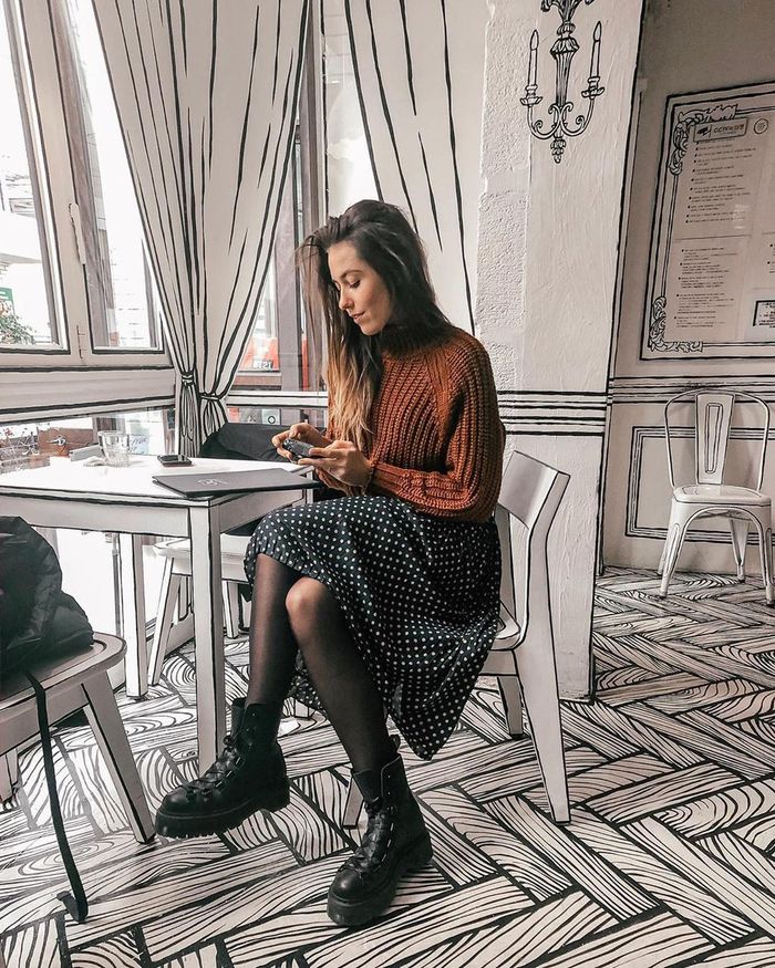 Được biết, ý tưởng thiết kế quán cà phê này được lấy cảm hứng từ một bộ phim truyền hình giả tưởng nổi tiếng của Hàn Quốc đó là “W - Two Worlds” (tạm dịch: Hai thế giới). Những đường viên trắng đen trong không gian của Yeonnam-dong tạo ra ảo giác cho người nhìn. Đến đây, thực khách sẽ có cảm tưởng như mình đang lạc vào thế giới truyện tranh. Ảnh: Rellarubint, taramilktea.