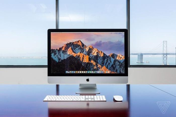  Nhiều doanh nghiệp đã lên kế hoạch chuyển sang máy Mac khi hệ thống Windows 7 của họ bị ngừng hỗ trợ. Ảnh: The Verge. 