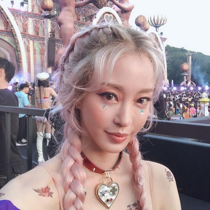 Han Ye Seul được khen xinh đẹp như nhân vật hoạt hình khi thử sức với kiểu trang điểm lấp lánh. Tuy nhiên, nhiều ý kiến cho rằng 8X đã quá tuổi để make up sặc sỡ và nhuộm tóc hồng. Ảnh: @han_ye_seul_. 