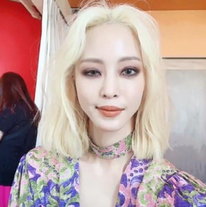  Nữ diễn viên cho hay cô muốn thử sức với nhiều phong cách khác nhau. Cô lo rằng sau khi già, bản thân sẽ không được trải nghiệm những style lạ mắt. Vì vậy, 8X không ngại đổi màu tóc hay đánh mắt đậm. Ảnh: @han_ye_seul_. 