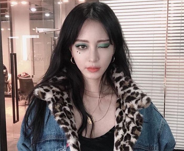  Hiếm có sao nữ nào xuất hiện với gam màu xanh lá cây. Cách Han Ye Seul đánh mắt nổi nhưng dùng son màu nhẹ khiến tổng thể trông hài hòa hơn. Ảnh: @han_ye_seul_. 