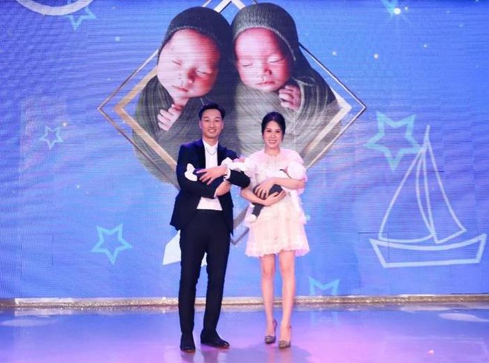 Vợ chồng MC Thành Trung tổ chức tiệc đầy tháng cho hai con trai. Ảnh: FBNV.