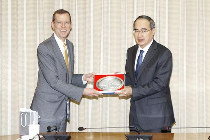 Bí thư Thành ủy TP.HCM tặng quà lưu niệm cho ông Douglas Elmendorf. Ảnh: Quốc Thanh. 