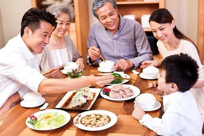 Từ ngày chồng con bỏ nhậu, những bữa cơm gia đình đầy đủ thành viên cũng nhiều hơn. Ảnh minh họa