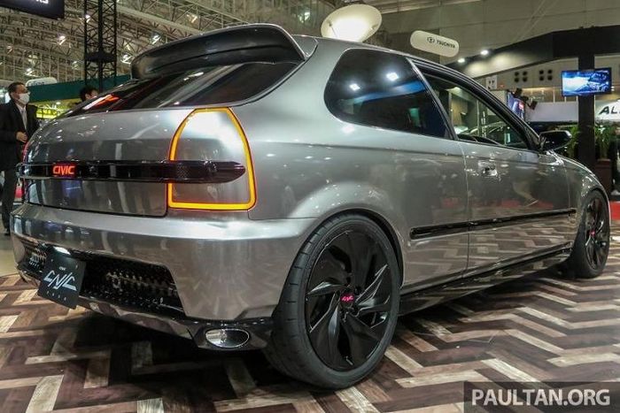 Chiếc Honda Civic Type R này đương nhiên đã được độ lại và đặt tên là Honda Civic Cyber Night Japan Cruiser 2020. Điều đặc biệt nằm ở chỗ, chiếc Honda Civic Type R đời cũ này không giữ lại thiết kế nguyên bản. Thay vào đó, hãng Honda đã thay đổi thiết kế của chiếc Civic Type R đời 1997 sao cho phù hợp với năm 2020.