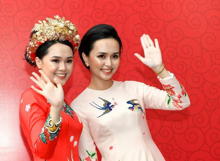 Trong lễ ăn hỏi, bạn gái Duy Mạnh diện bộ trang phục đỏ, ton - sur - ton với gam màu chủ đạo của rạp và hoa. Bên cạnh đó, chiếu mấn đội đầu của cô nàng cũng gây chú ý bởi quá lồng lộn, được đính rất nhiều hoa và ngọc trai.