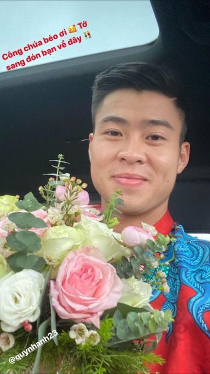 Phía đầu cầu nhà chú rể, cầu thủ Duy Mạnh cũng hạnh phúc chia sẻ khoảnh khắc chụp hình selfie khi đang trên xe ô tô đến nhà gái. Nam cầu thủ cũng diện áo dài màu đỏ thẫm, cùng bộ với Quỳnh Anh.