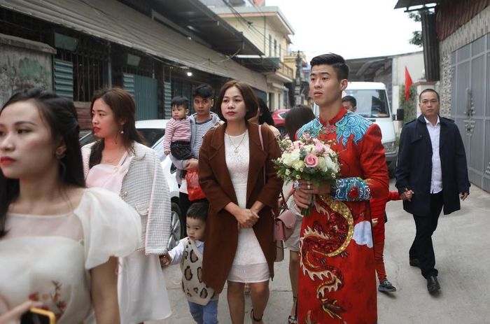 Khuôn mặt Duy Mạnh tỏ rõ sự lo lắng trước khi tới nhà gái. Có lẽ trên sân cỏ anh cũng chưa bao giờ thấy hồi hộp như vậy.