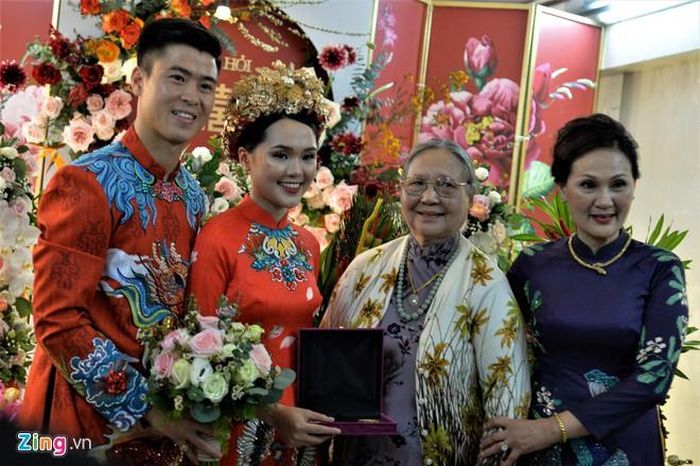 Cô dâu chú rể nhận được nhiều quà khủng từ phía gia đình mặc dù lễ cưới chưa diễn ra. Ảnh: Zing.