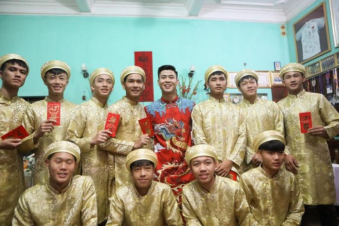 Dàn bê tráp của nhà chú rể Duy Mạnh. Có thể thấy, gia đình nam cầu thủ chuẩn bị 11 tráp để đi hỏi vợ cho con trai, đây được coi là phần lễ khá lớn. Thông thường nhiều gia đình chỉ chuẩn bị 9 tráp.