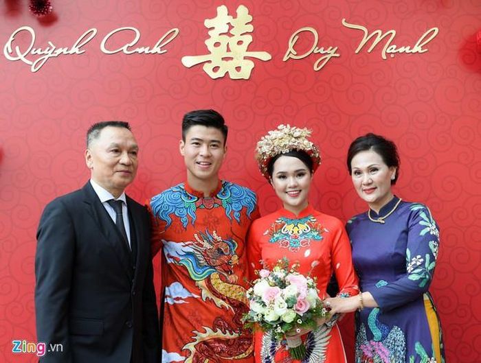 Duy Mạnh - Quỳnh Anh chụp hình cùng bố mẹ cô dâu. Ảnh: Zing.