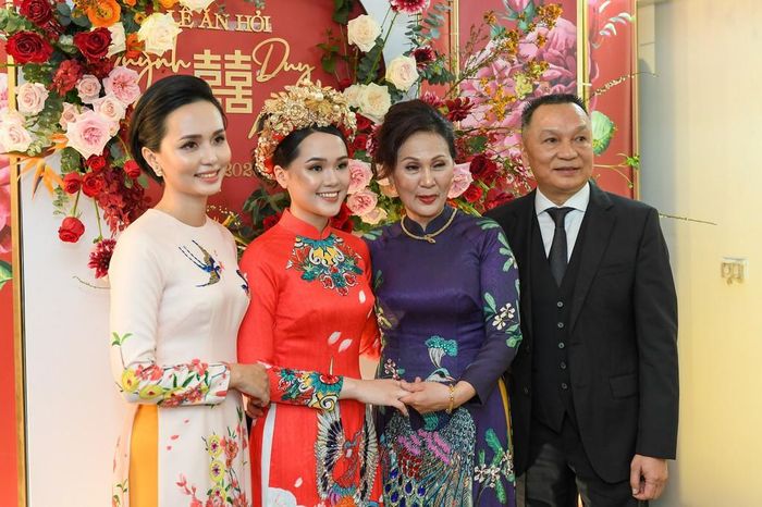 Trong khi đó, Huyền Mi, vợ cầu thủ Văn Quyết được đánh giá là quá xinh đẹp trong chiếc áo dài màu hồng. Cô đã cùng em gái chuẩn bị rất nhiều ngày trước khi lễ ăn hỏi diễn ra.