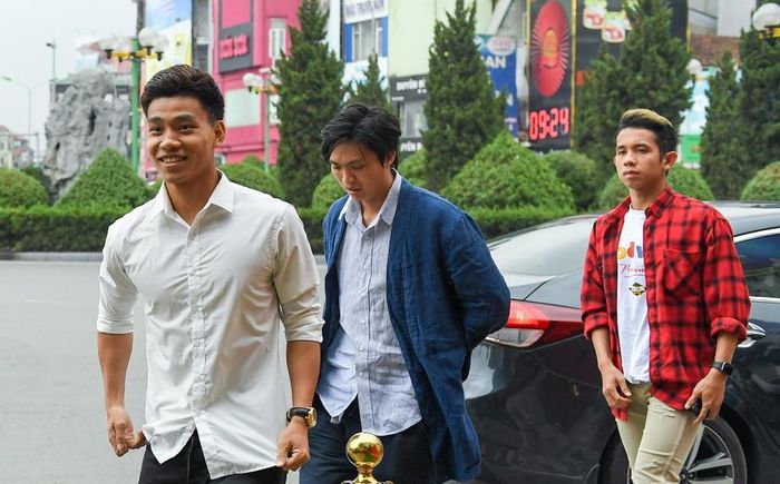 Văn Thanh, Tuấn Anh, Hồng Duy là dàn cầu thủ của CLB HAGL cùng Duy Mạng tham dự U23 Châu Á diễn ra 2 năm trước tại Thường Châu có mặt tại Hà Nội để mừng hạnh phúc cho đồng đội.