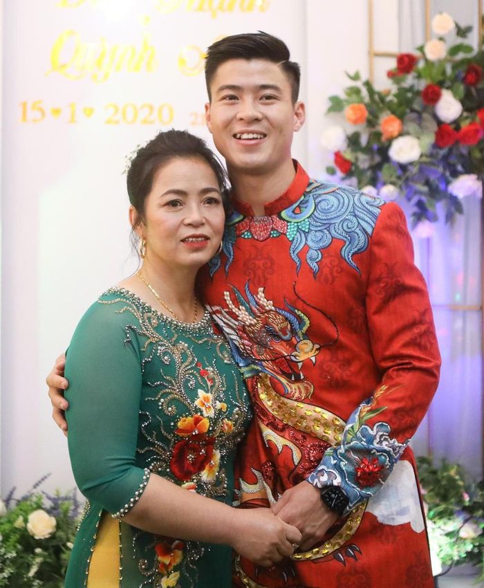 Trước khi lên xe tới nhà gái làm lễ ăn hỏi, Duy Mạnh và mẹ đã chuẩn bị kỹ lưỡng các tráp hoa quả, rượu bánh mang sang nhà gái.
