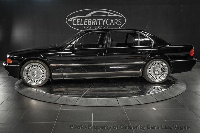 Đây chỉ là một chiếc BMW 750Li đời 1996 bình thường cùng lớp sơn màu đen bóng. Tương tự những chiếc 750Li đời 1996 khác, chiếc xe vẫn được sử dụng động cơ 5.4 lít 12 xy-lanh cùng hộp số tự động 5 cấp. Chiếc xe đã vận hành được 121,043 dặm.