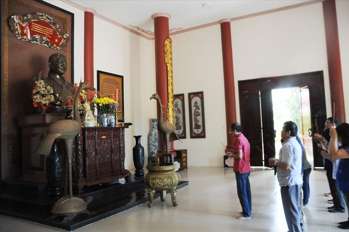 Người dân dâng hương tại đền thờ nữ tướng Nguyễn Thị Định Ảnh: Cảnh Kỳ