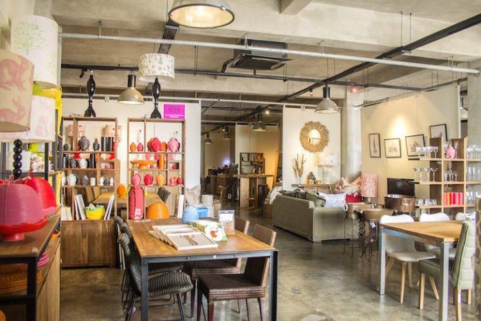 Căn nhà được trang trí đượm chất nghệ thuật nhờ gỗ tếch và các đồ vật đa màu sắc.