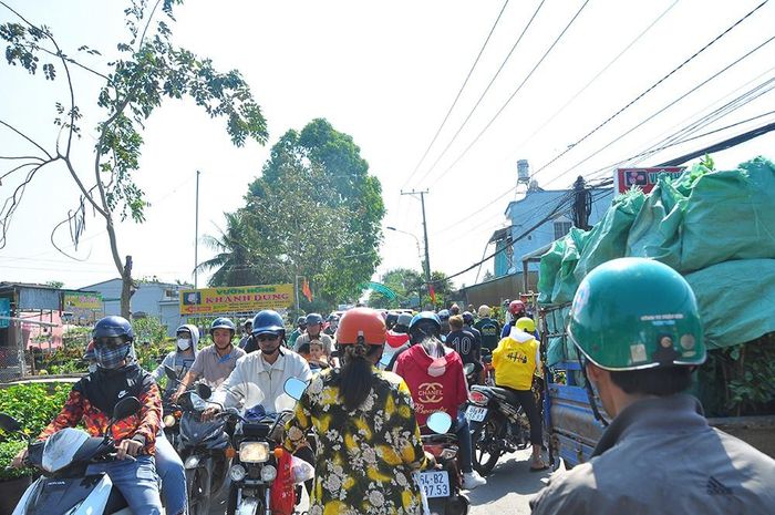 Người dân vất vả đi lại