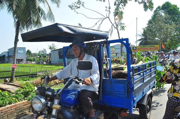 Tài xế xe vui mừng khi thoát chỗ kẹt