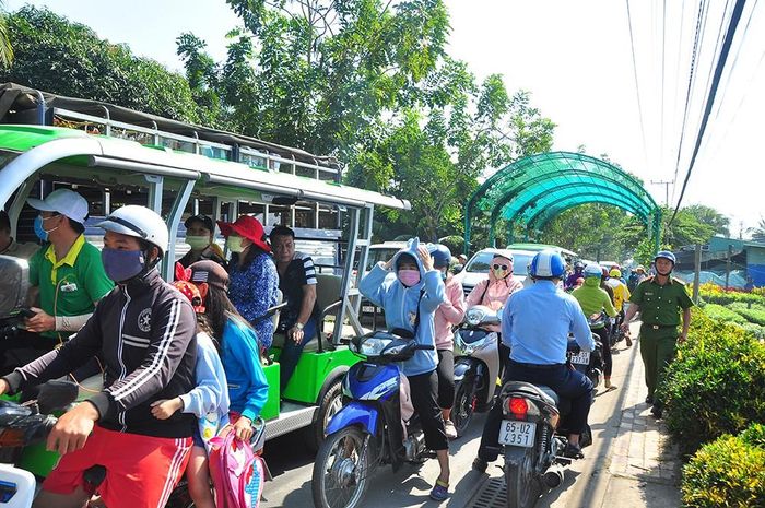 Công an đến điều tiết giao thông ẢNH: HÒA HỘI