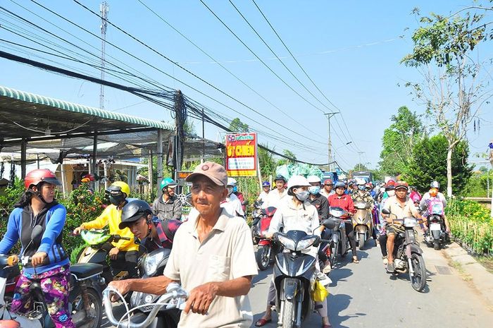 Nhiều người chờ đợi lâu