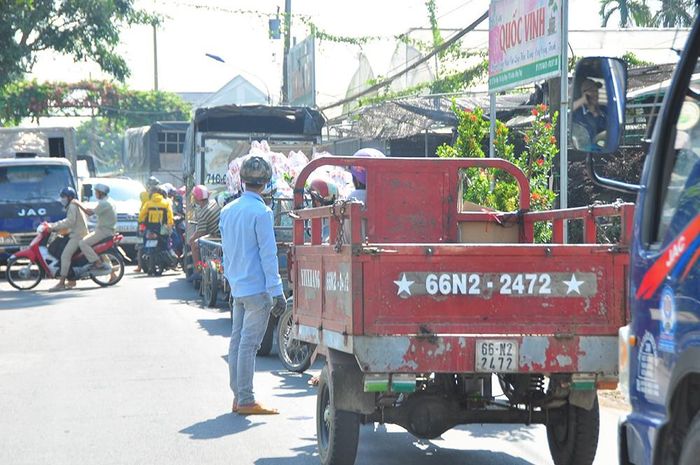 Xe gắn máy quay đầu đi đường khác