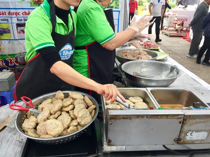Chả cá Thát Lát (Hậu Giang) … cao nhất khoảng 300.000 đồng/kg. Chả cá Thát Lát được làm trực tiếp tại quầy, giã tay thủ công