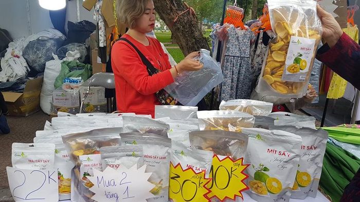 Hoa quả sấy khô thu hút nhiều người dân đến mua ăn trong những ngày tết. Mít sấy có giá 130.000 đồng/kg