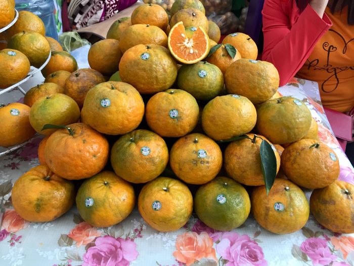Cam sành tiêu chuẩn VietGAP có giá 25.000 đồng/kg, là đặc sản Bắc Quang, Hà Giang. Mức giá trên không chênh lệch nhiều so với các chợ truyền thống tại Hà Nội, giao động ở mức 25.000 – 30.000 đồng/kg