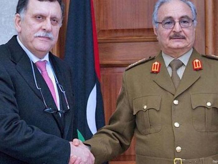 Thủ tướng Fayez al-Sarraj (trái) và Tướng Khalifa Haftar. Ảnh: AP