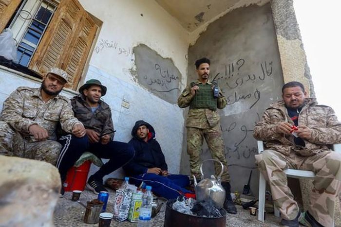 Lực lượng GNA tranh thủ thời gian ngừng bắn để nghỉ ngơi ở phía Nam Thủ đô Tripoli. Ảnh: AFP