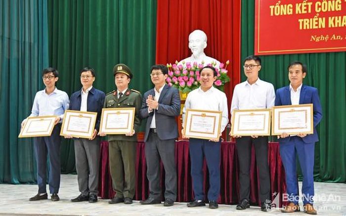 Văn phòng Tỉnh ủy trao Giấy khen cho 6 văn phòng cấp ủy có thành tích xuất sắc trong năm 2019. Ảnh: Thu Giang