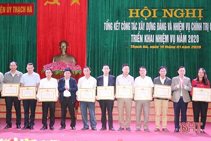 ...và nhân có thành tích xuất sắc trong công tác chỉ đạo cơ sở