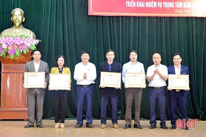 Ban Thường vụ thị ủy Hồng Lĩnh trao tặng giấy khen cho 5 chi bộ đạt thành tích xuất sắc năm 2019...
