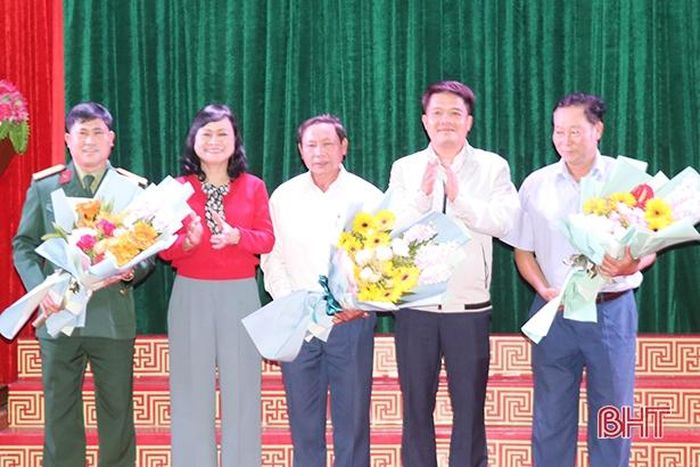 Phó Chủ tịch Thường trực HĐND tỉnh Nguyễn Thị Nữ Y tặng hoa chúc mừng 3 tập thể được đề nghị UBND tỉnh tặng bằng khen về thành tích xuất sắc trong công tác xây dựng Đảng và thực hiện nhiệm vụ chính trị