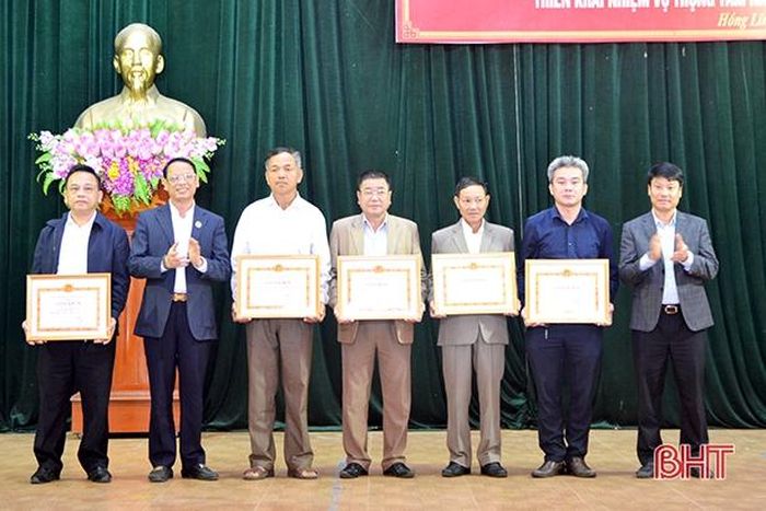 5 chi bộ đạt tiêu chuẩn “Trong sạch vững mạnh” tiêu biểu 5 năm liền được khen thưởng