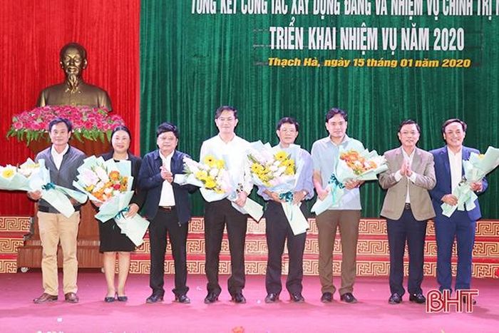Phó Bí thư Thường trực Huyện ủy Nguyễn Văn Thắng và Chủ tịch UBND huyện Trần Việt Hà tặng giấy khen cho các tập thể...