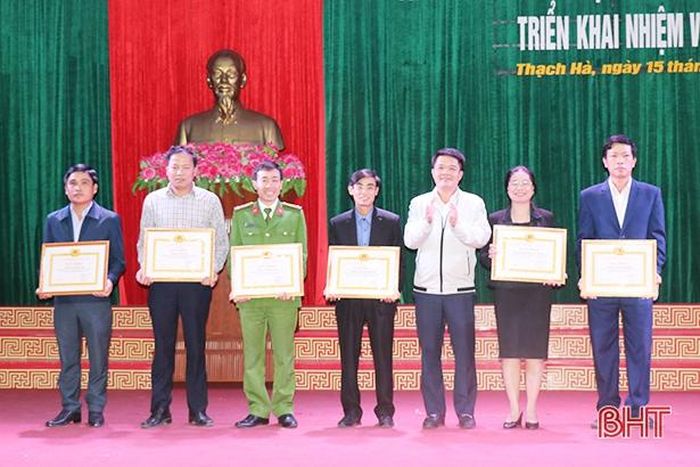 Bí thư Huyện ủy Thạch Hà Trần Nhật Tân tặng giấy khen cho các chi bộ có thành tích xuất sắc trong xây dựng Đảng và thực hiện nhiệm vụ chính trị