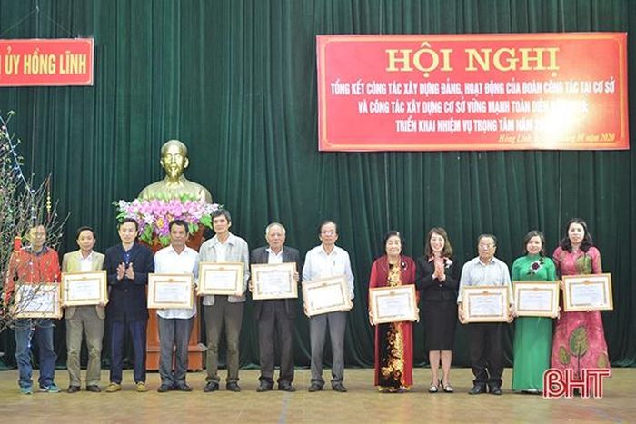 Lãnh đạo thị xã đã trao giấy khen cho 32 đảng viên...