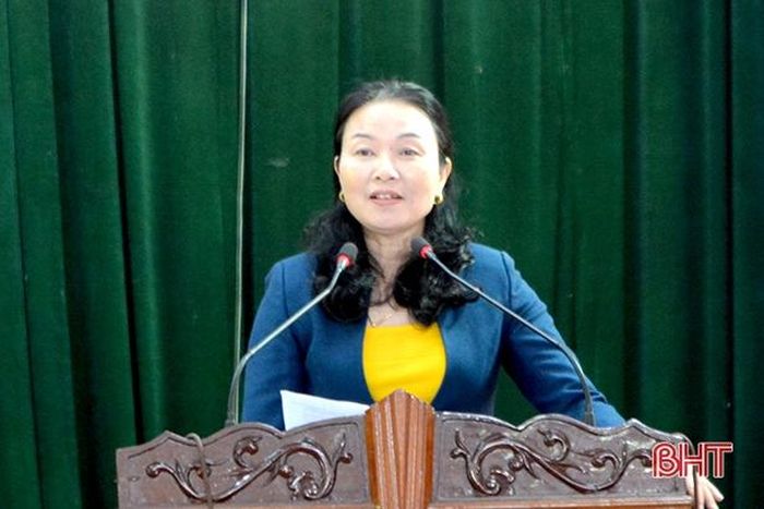 Bí thư Đảng ủy phường Trung Lương Nguyễn Thị Khanh: Thời gian qua, cấp ủy, chính quyền các cấp ở thị xã Hồng Lĩnh tập trung tổ chức đối thoại với nhân dân, từ đó tạo niềm tin của nhân dân với chính quyền từ đó góp phần đảm bảo an ninh trật tự trên đia bàn.