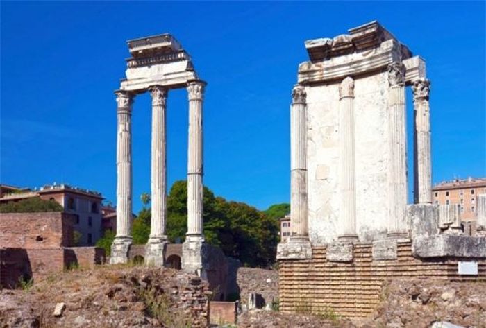 Thành Rome không phải là quốc gia đầu tiên manh nha cho việc thành lập nhà nước cộng hòa. Ấn Độ là một trong số những quốc gia thời cổ đại có một số thành phố, làng mạc vận hành theo chế độ dân chủ. Theo các tài liệu ghi chép lịch sử, chính quyền theo mô hình cộng hòa đầu tiên xuất hiện ở Ấn Độ là vào khoảng thời gian từ năm 600 trước Công nguyên đến năm 480 trước Công nguyên. Mặc dù những chính quyền cộng hòa này khá nhỏ nhưng chúng đã tồn tại song hành cùng với thời gian cầm quyền của Alexander Đại đế trong thế kỷ 4 trước Công nguyên. 