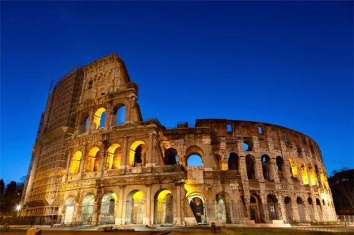 Sự sụp đổ thành Rome không phải là thời điểm kết thúc đế chế La Mã. Cuối thế kỷ 3, Hoàng đế Diocletian chia đế chế La Mã thành hai phần lãnh thổ: Đế quốc Tây La Mã nằm ở thành phố Milan và Đế quốc Đông La Mã nằm ở Byzantium (sau này được gọi là Constantinople). Năm 455, Rome bị người Vandals tấn công. Cuối cùng, vào năm 476, các nhà lãnh đạo Odoacer của Đức tổ chức một cuộc nổi dậy lật đổ sự thống trị của Hoàng đế Romulus Augustulus và đế quốc Tây La Mã sụp đổ kể từ đó. Trong bối cảnh trên, Đế quốc Đông La Mã tồn tại thêm hơn 1.000 năm.