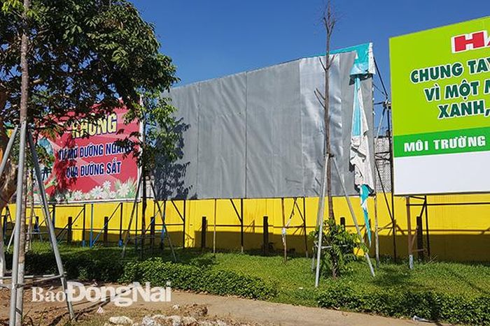 Một bảng thông tin, tuyên truyền “trống trơn” tại khu vực nút giao giữa đường Hà Huy Giáp - Cách Mạng Tháng Tám (TP.Biên Hòa). (Ảnh chụp vào ngày 13-1-2020)