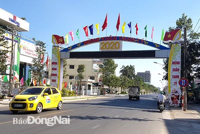 Cổng chào trên đường Hà Huy Giáp (TP.Biên Hòa) được trang trí bắt mắt để chào đón năm mới