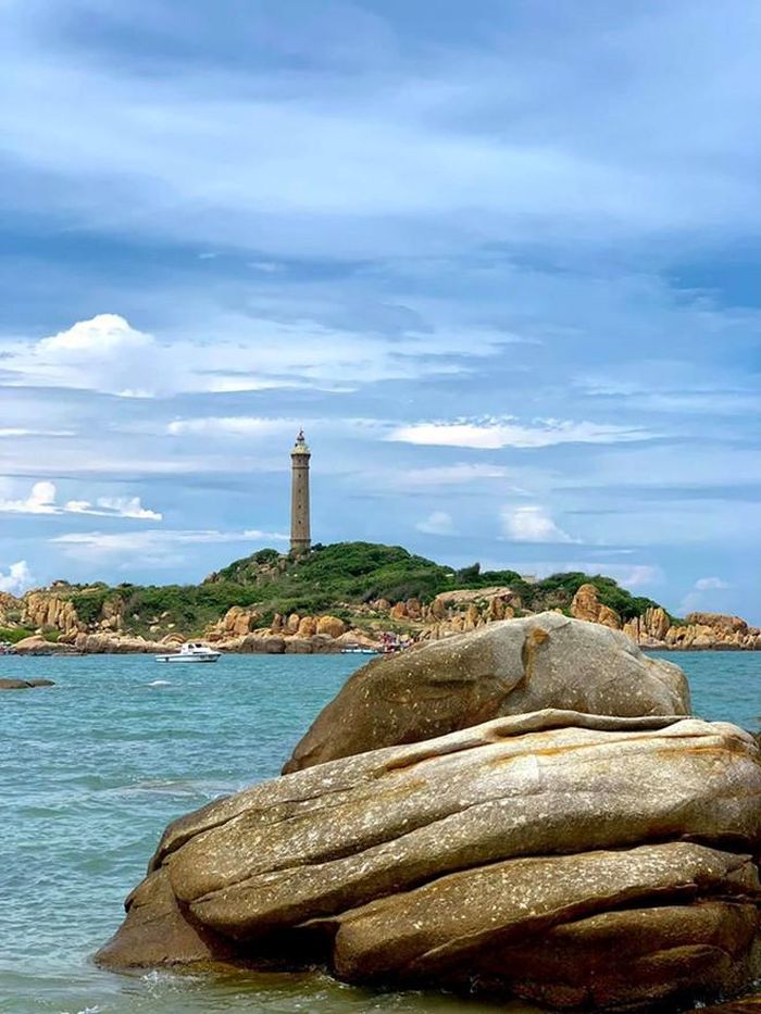 Ngọn Hải Đăng ở Mũi Kê Gà. Bên trong hải đăng có 183 bậc thang xoáy trôn ốc bằng thép dẫn đến đỉnh hải đăng cùng hàng chục bậc tam cấp dẫn lên đến đỉnh đèn. Vật liệu xây cất được đưa từ Pháp sang. Ảnh: Phúc Lâm