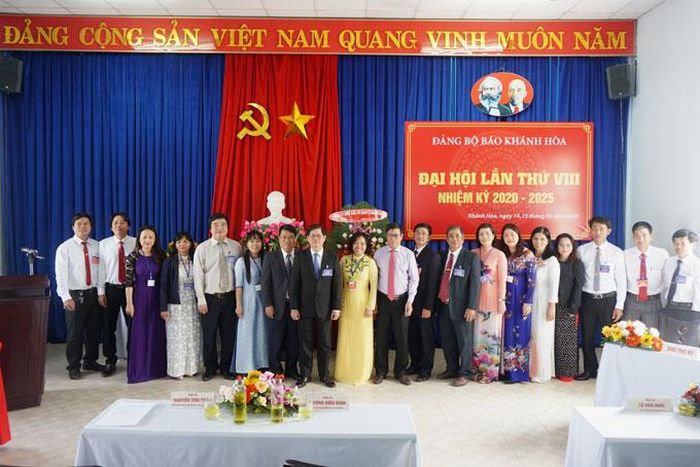 Các đại biểu chụp hình lưu niệm.