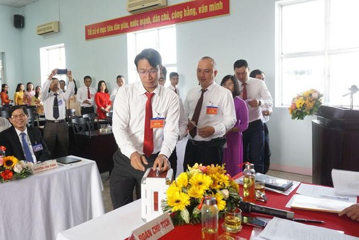 Đoàn chủ tịch và các đại biểu bỏ phiểu bầu Ban chấp hành.